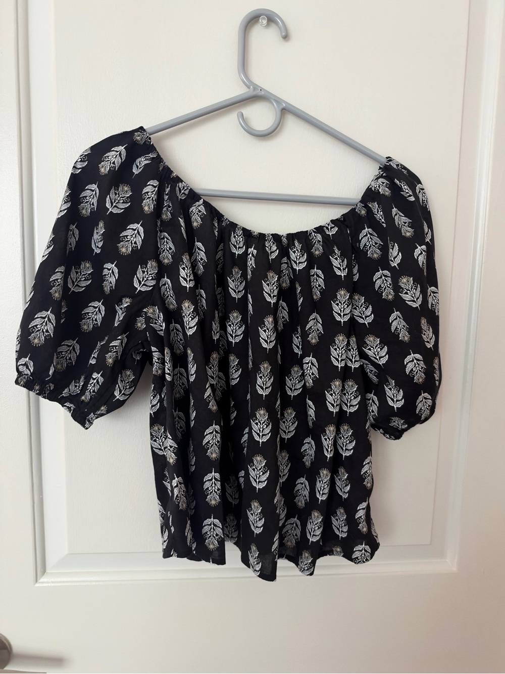Old navy black and white floral crop top